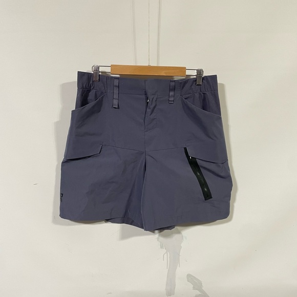 On Running Women’s Explorer Cargo Shorts in Flint - Picture 1 of 12